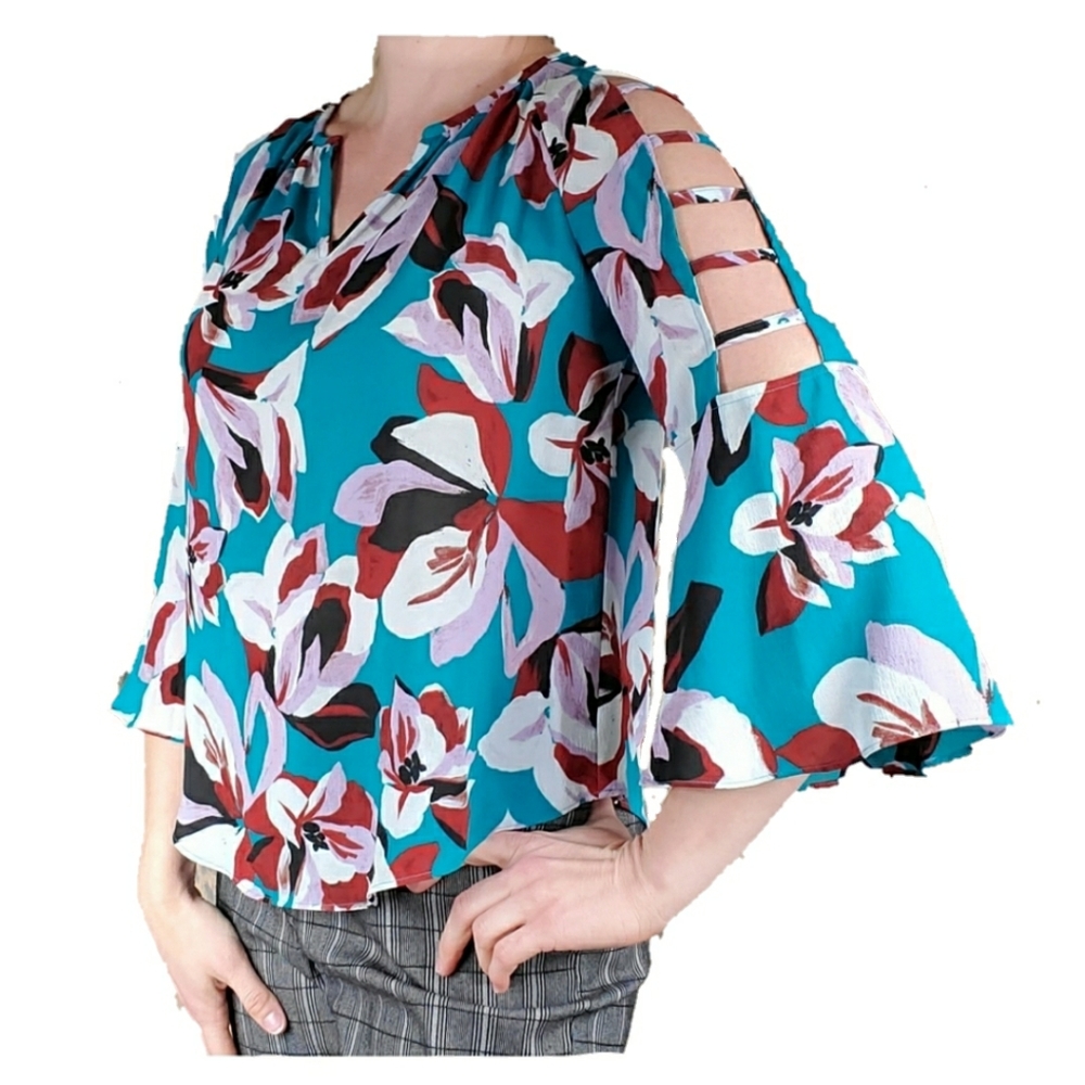 J Lo floral bell sleeve blouse ladder sleeve